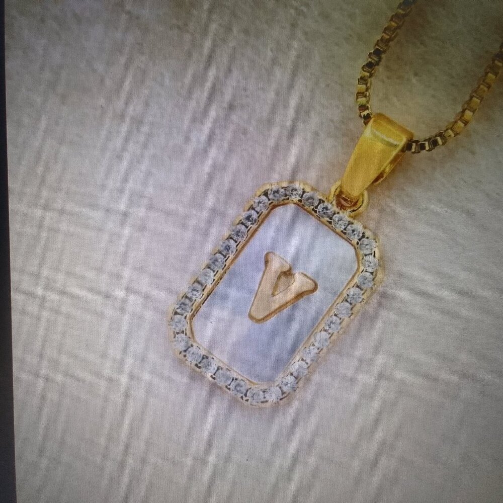 Well-done luxury-look pendant & necklace with initial letter, brand new